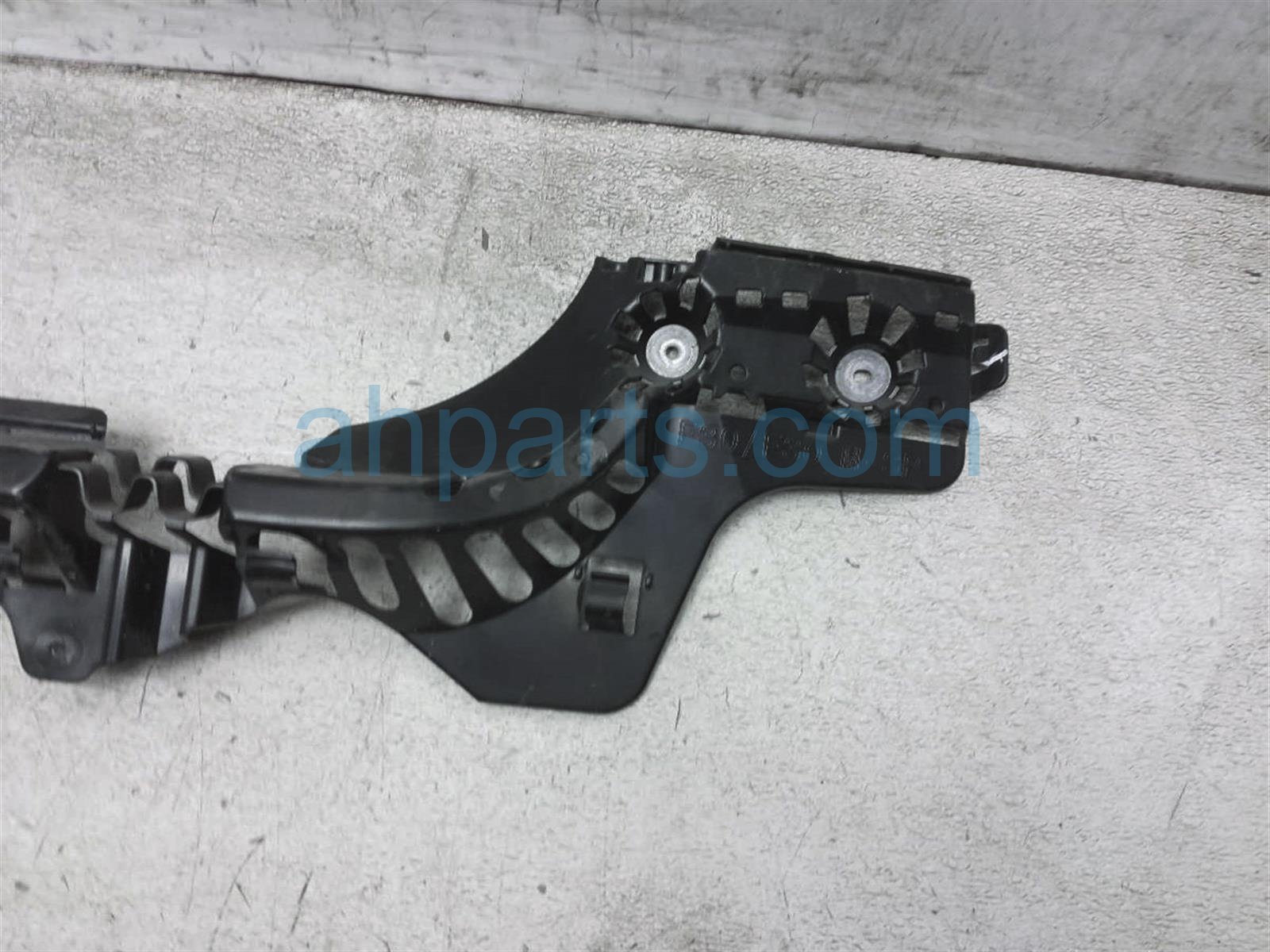 Genuine BMW F30 Rear Bumper Center Guide Mount Bracket Trim (7256922, 51127256922)
