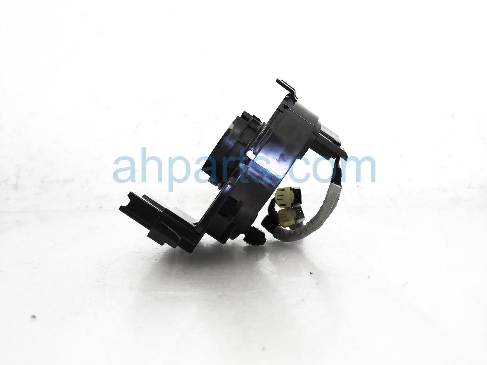 thumbnail interactive-video image 1 of Clock Spring Plug Connector For 2018-2020 Honda Accord Driver Airbag - New Replacement Part 1 of 4