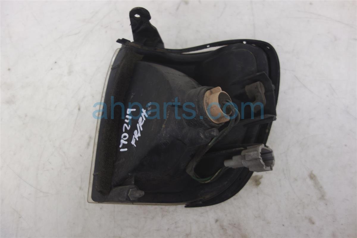 $19 Nissan FR/RH TURN SIGNAL LIGHT, FENDER MNT