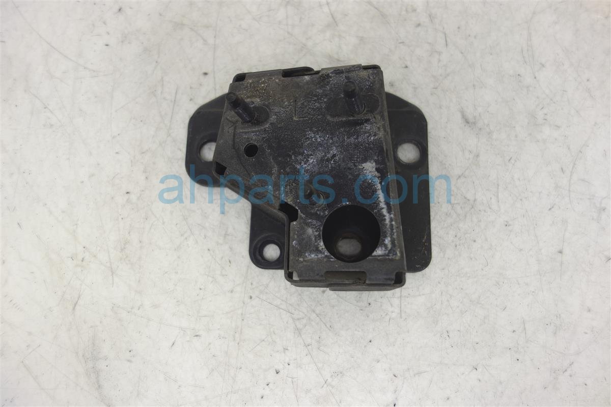 $12 Infiniti RR/LH Bumper Bracket