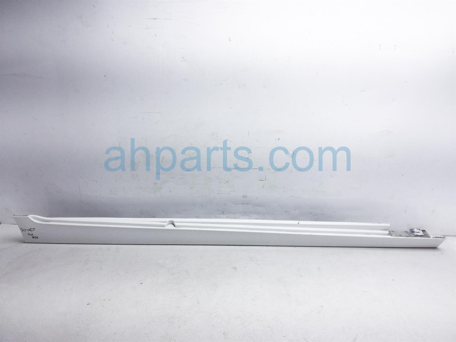 $50 BMW RH SIDE SKIRT / MOLDING - WHITE $50 BMW RH SIDE SKIRT / MOLDING - WHITE