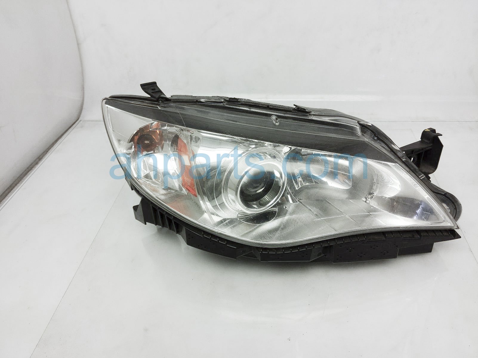 $100 Subaru RH HEADLIGHT/LAMP* - NIQ $100 Subaru RH HEADLIGHT/LAMP* - NIQ