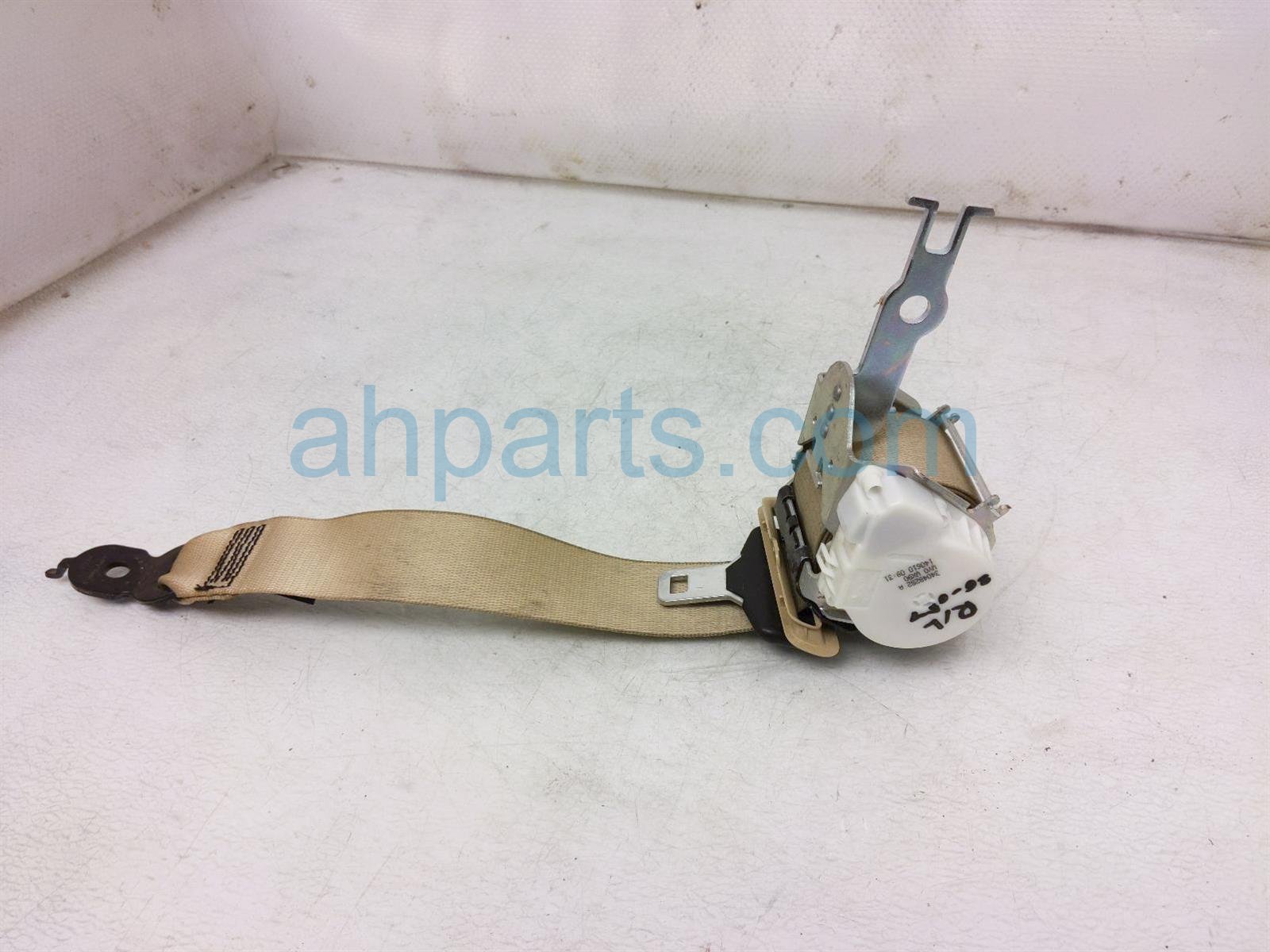 $20 BMW 2ND ROW LH SEAT BELT - TAN