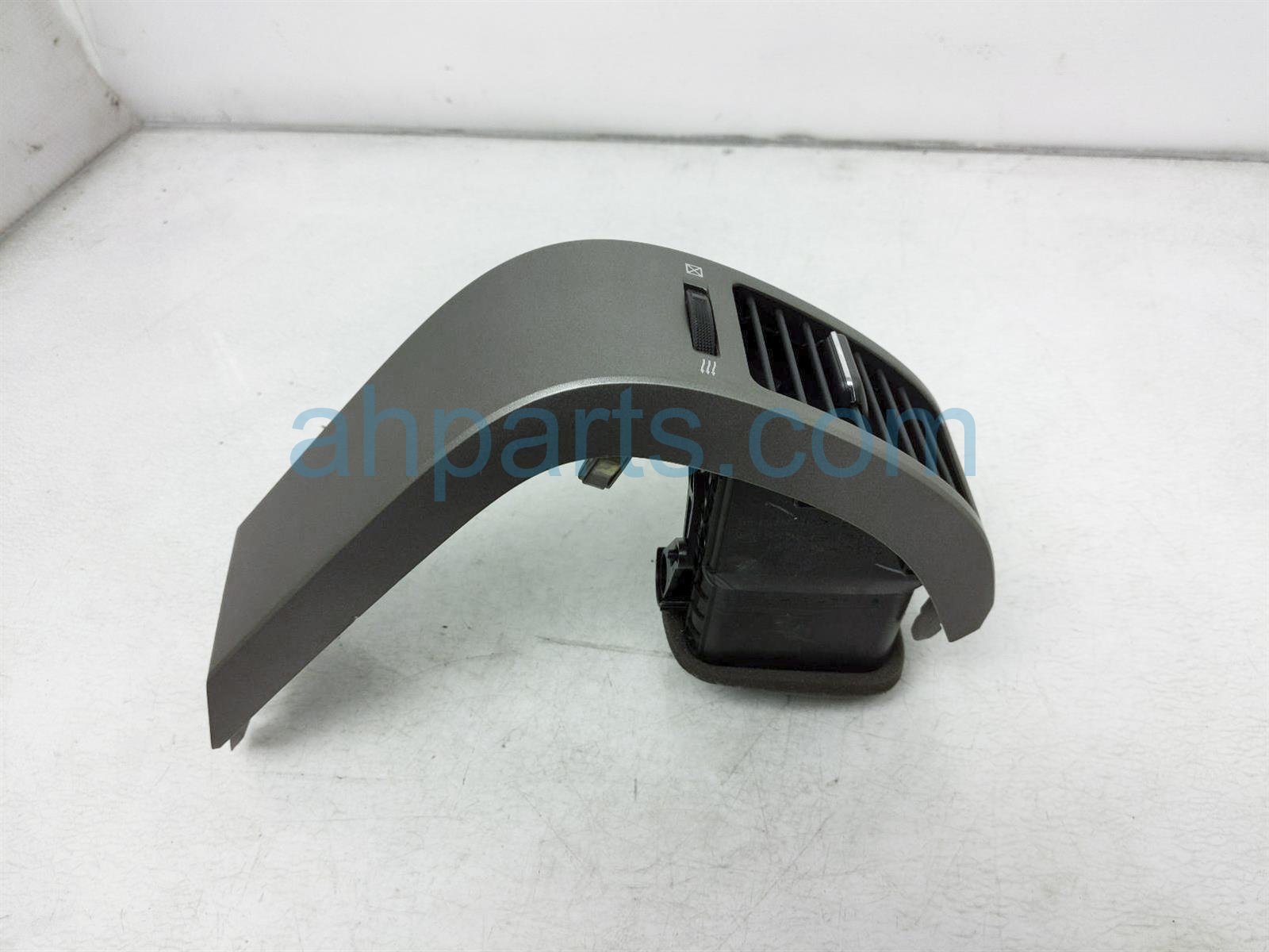 $30 Toyota RH DASHBOARD AIR VENT OUTLET $30 Toyota RH DASHBOARD AIR VENT OUTLET