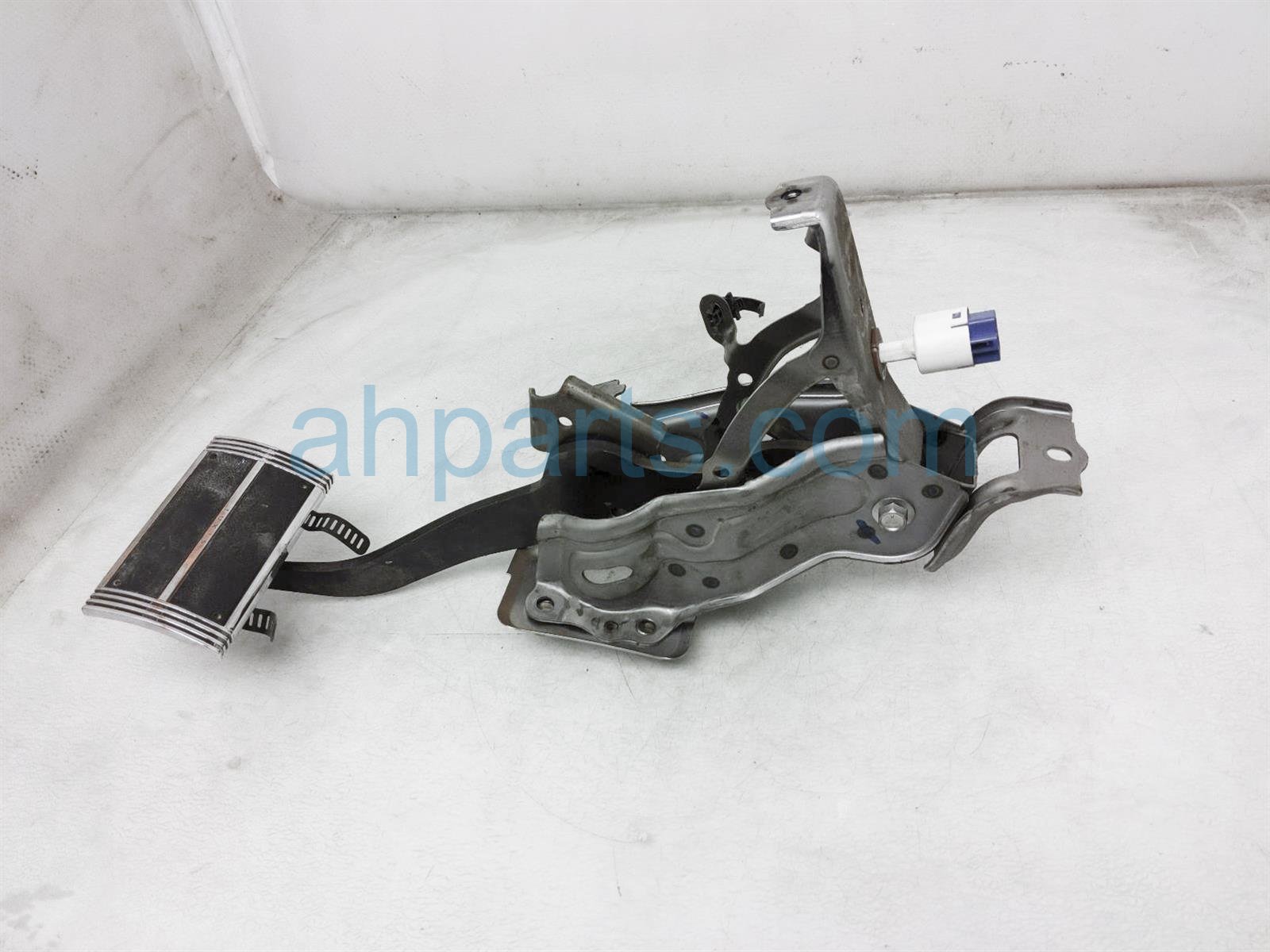 $40 Lexus BRAKE PEDAL ASSY $40 Lexus BRAKE PEDAL ASSY