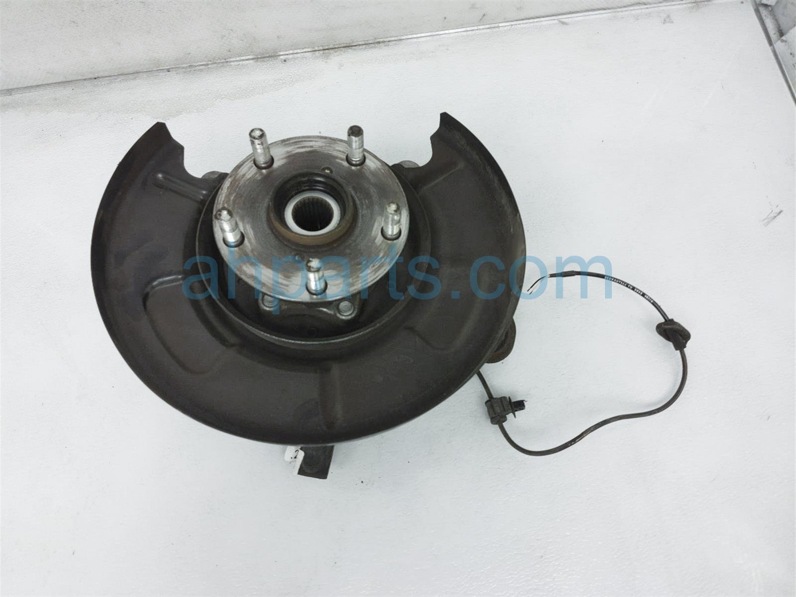 $74 Subaru RR/LH SPINDLE KNUCKLE HUB