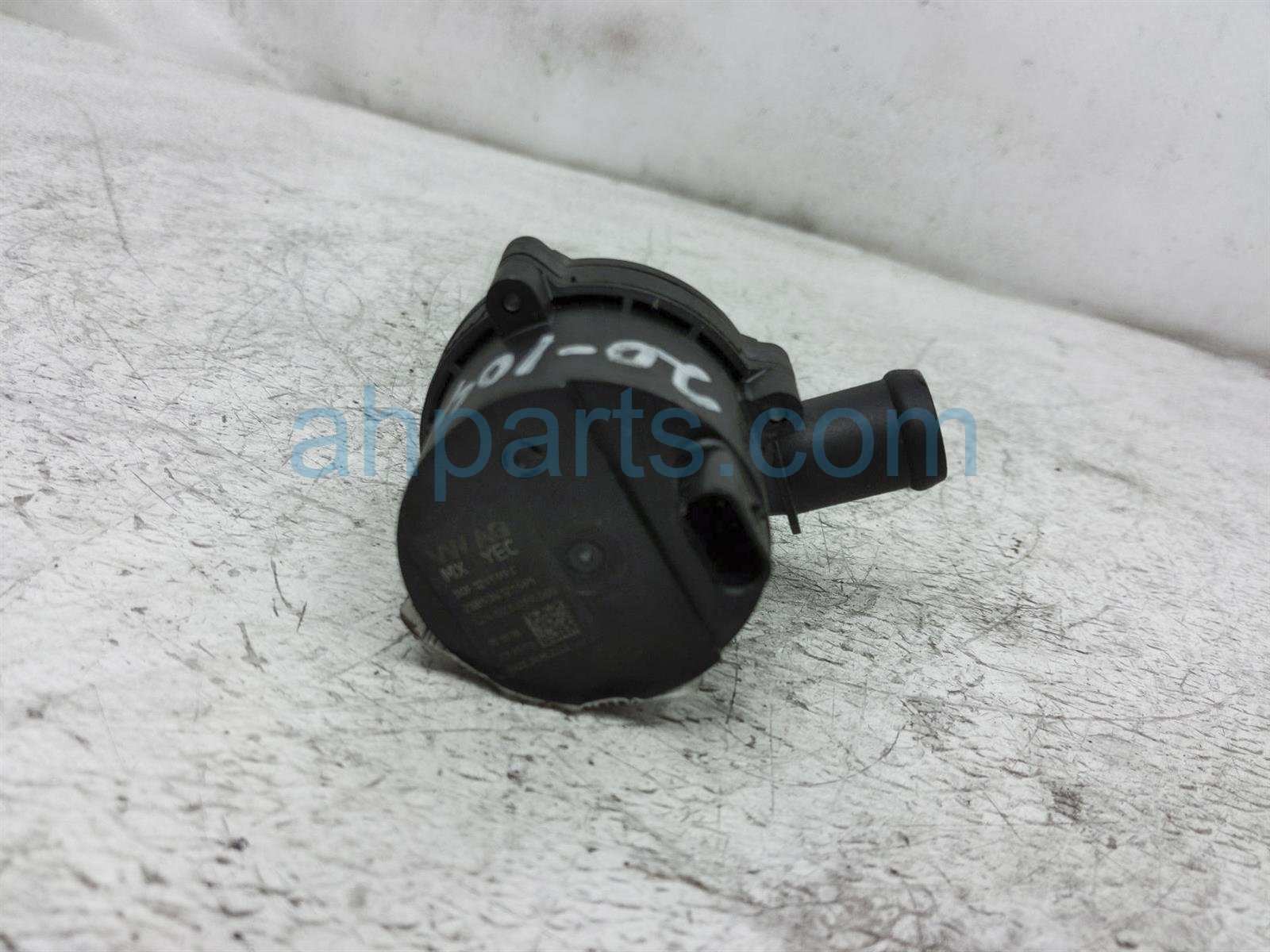 2019 Volkswagen Tiguan Auxiliary Water Pump 5Q0-965-567-B,