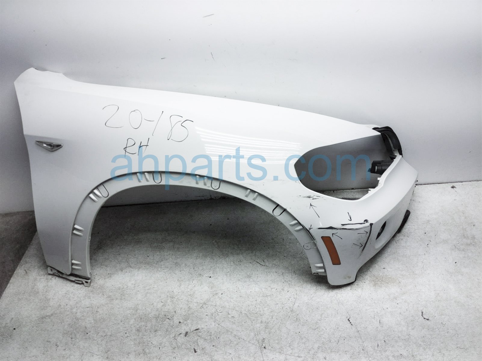 $199 BMW RH FENDER - WHITE - SEE NOTES $199 BMW RH FENDER - WHITE - SEE NOTES