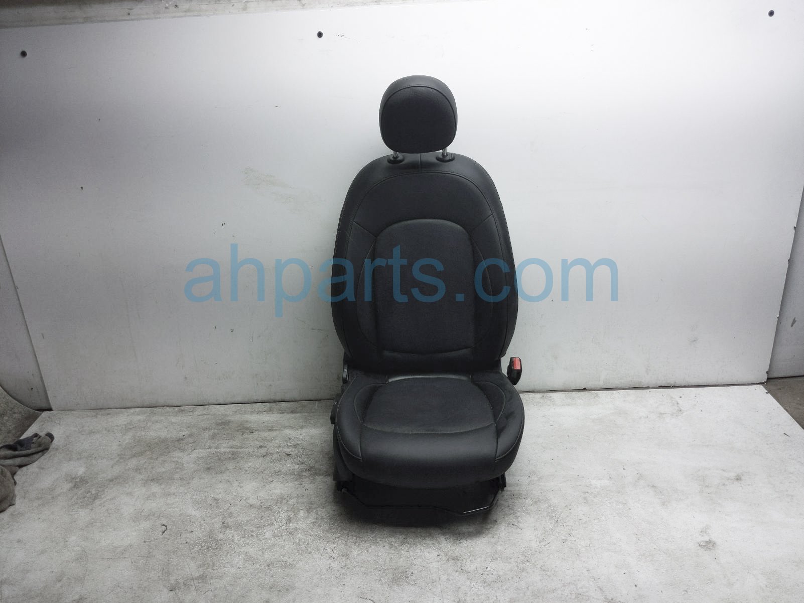 $150 BMW FR/RH SEAT - BLACK - W/ AIRBAG $150 BMW FR/RH SEAT - BLACK - W/ AIRBAG