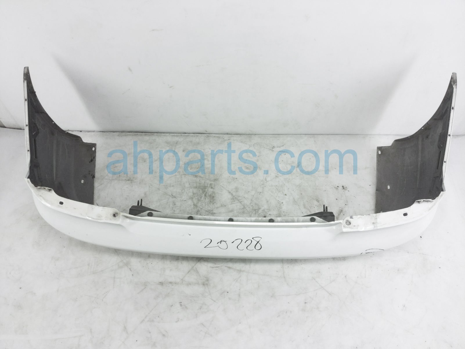 $95 Subaru REAR BUMPER COVER - WHITE - SCRATCHS $95 Subaru REAR BUMPER COVER - WHITE - SCRATCHS