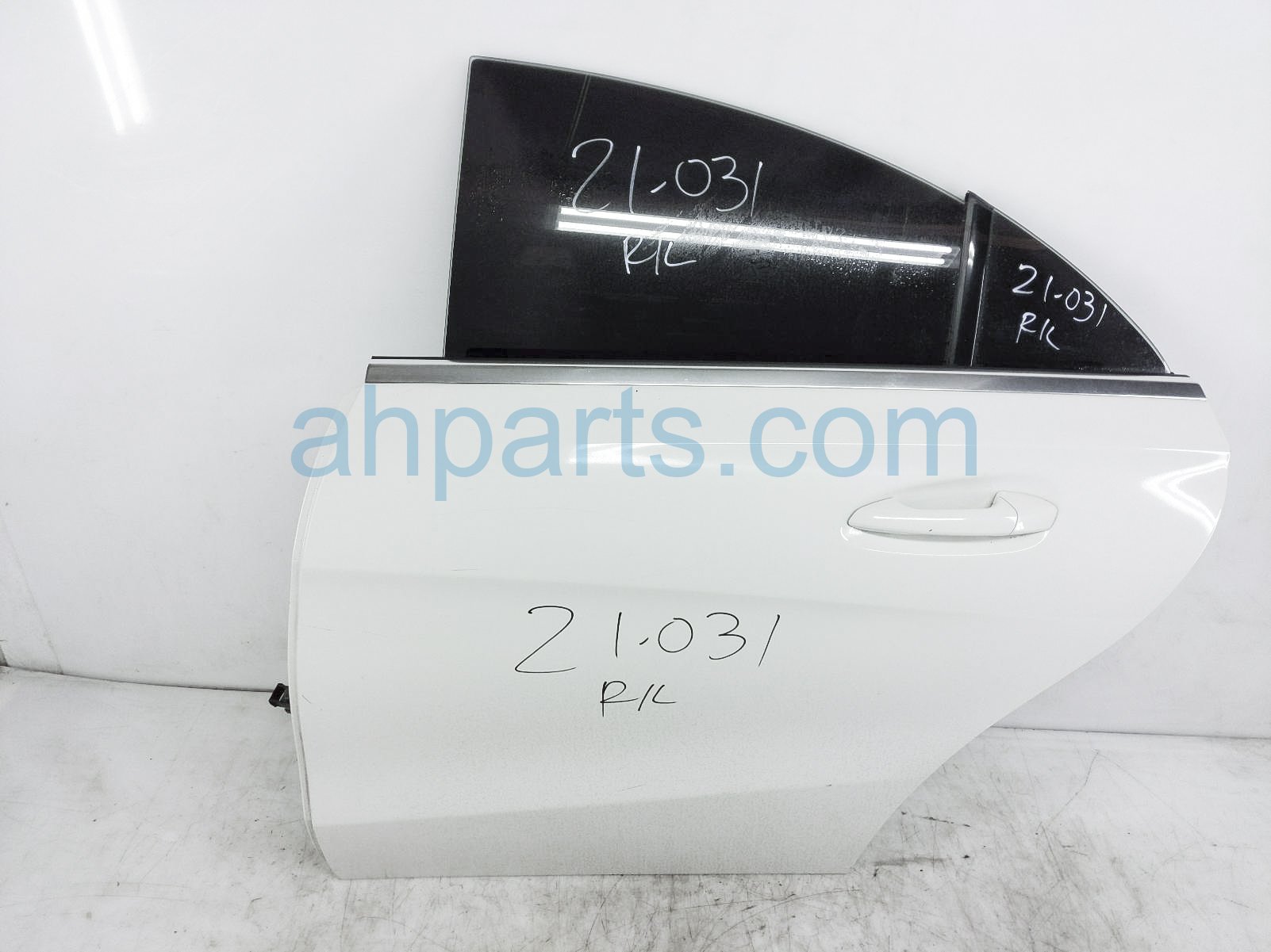 $549 Mercedes RR/LH DOOR - WHITE - NO INSIDE TRIM $549 Mercedes RR/LH DOOR - WHITE - NO INSIDE TRIM