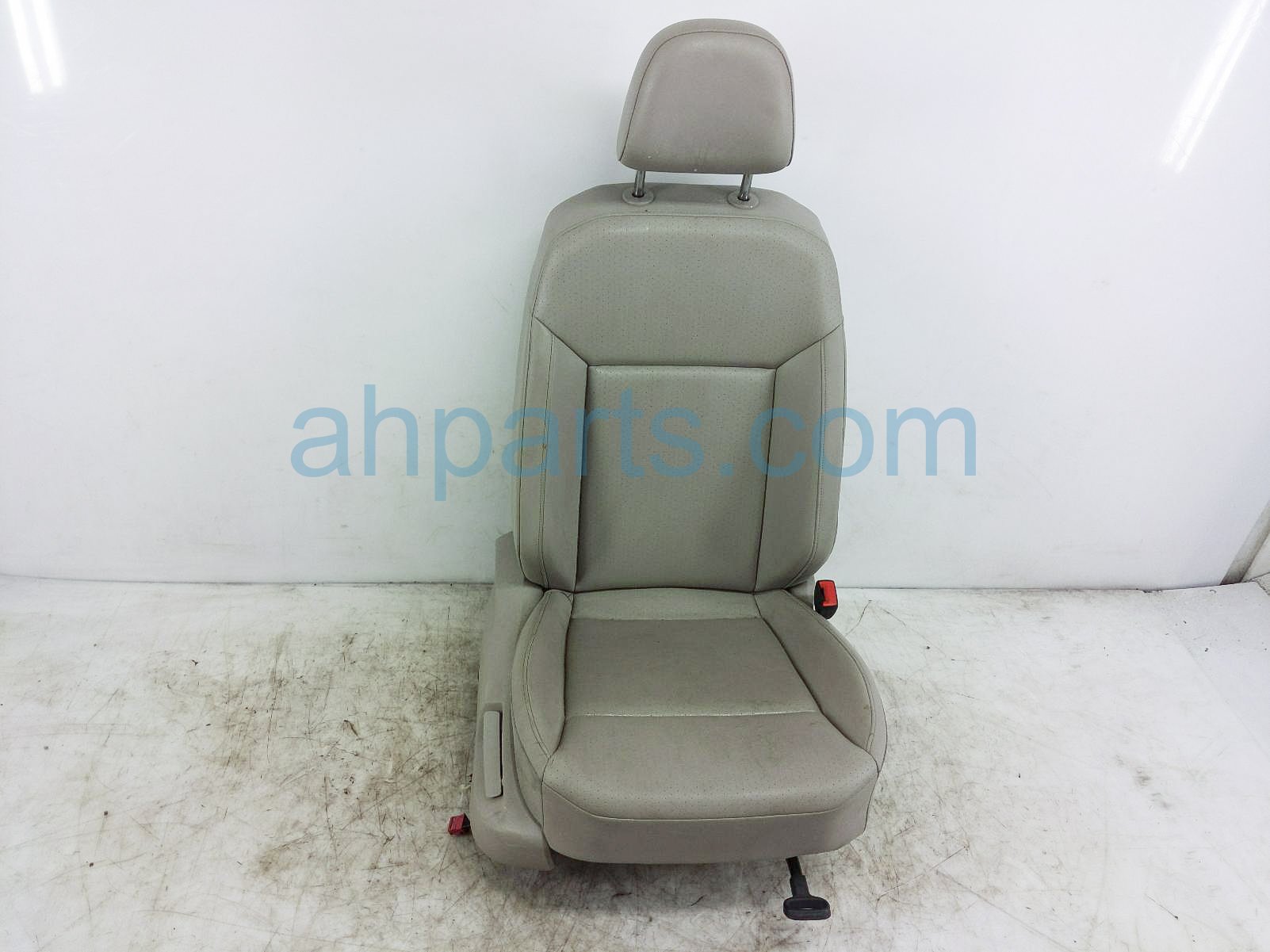 $199 Volkswagen FR/RH SEAT - BEIGE - W/O AIRBAG $199 Volkswagen FR/RH SEAT - BEIGE - W/O AIRBAG