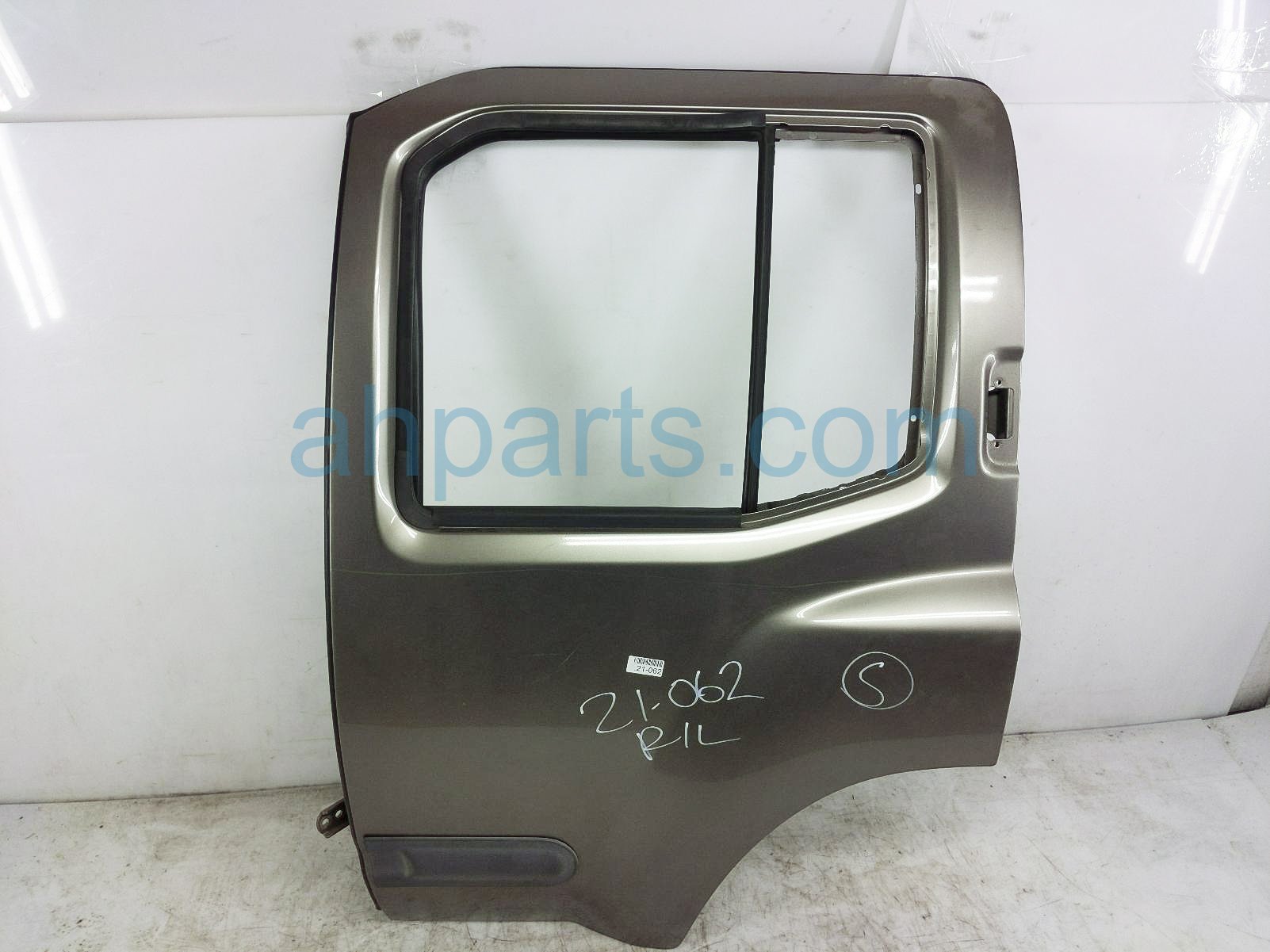 $179 Nissan RR/LH DOOR - SILVER - SHELL ONLY