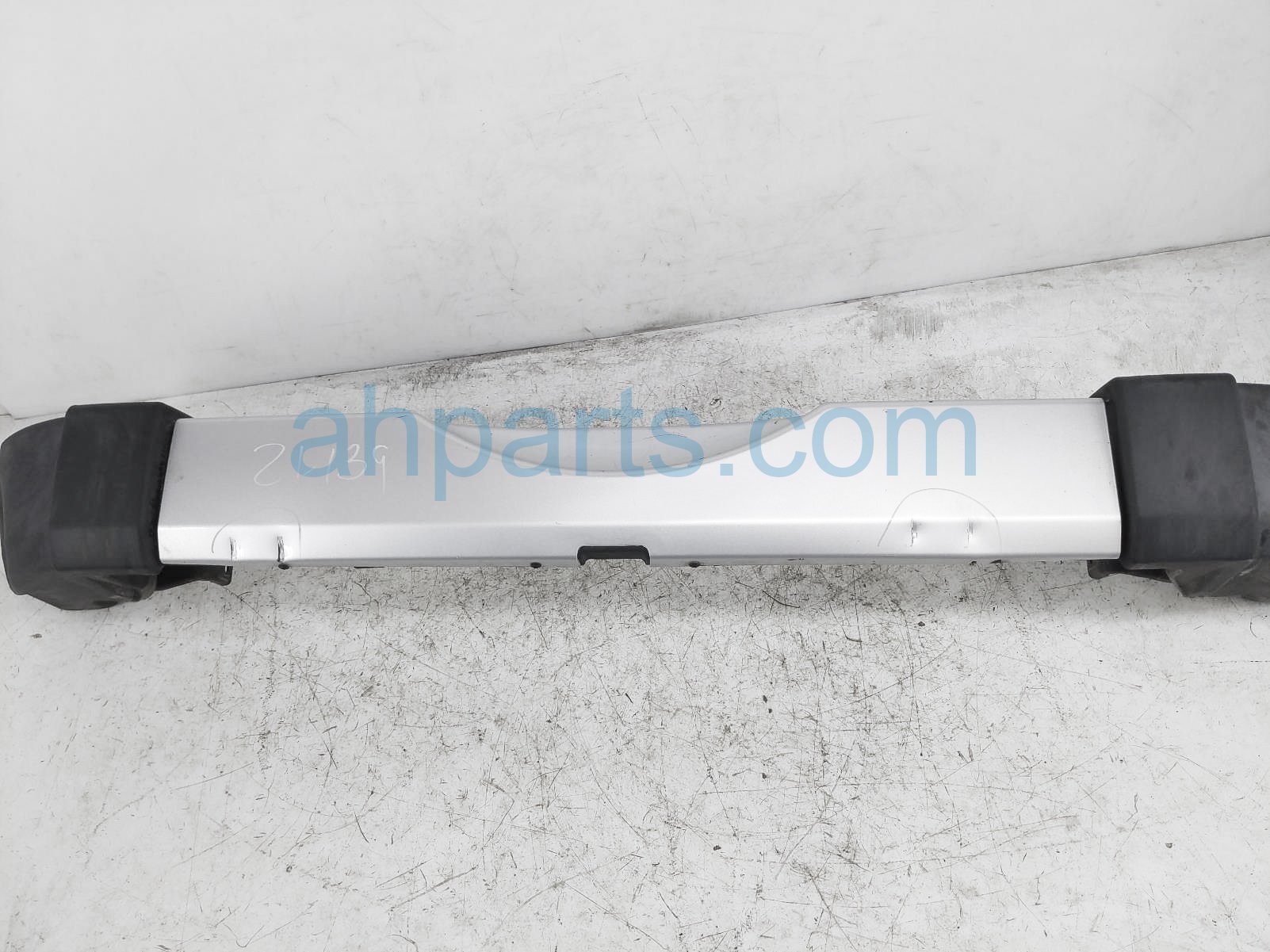 $90 Jeep REAR BUMPER SILVER / BLACK - DINGS $90 Jeep REAR BUMPER SILVER / BLACK - DINGS