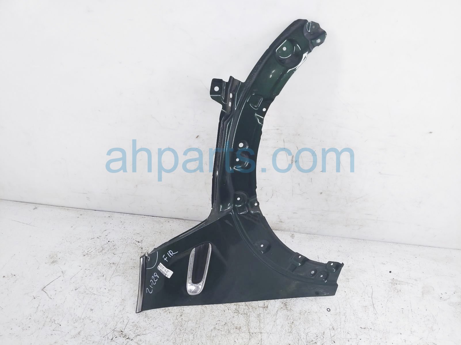 $150 BMW RH FENDER - GREEN - DENT $150 BMW RH FENDER - GREEN - DENT