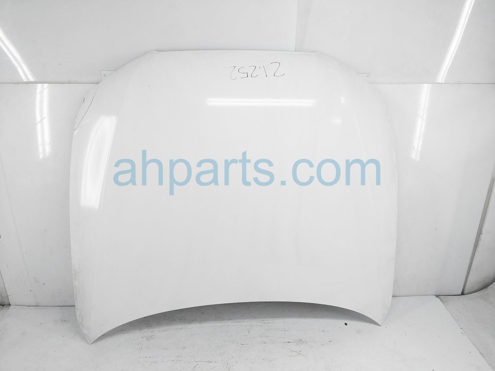 $300 Audi HOOD - WHITE - DENT ON THE EDGE $300 Audi HOOD - WHITE - DENT ON THE EDGE