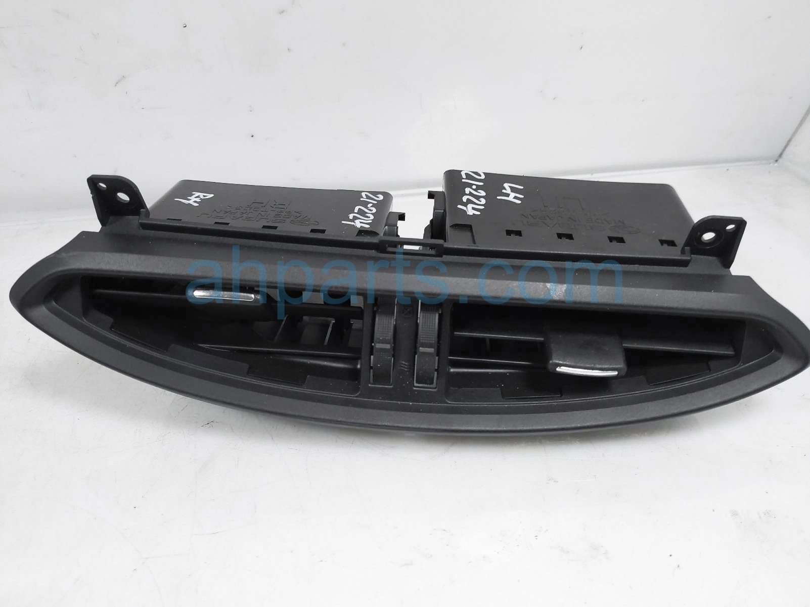 $19 Toyota CENTER AIR VENT GRILLE ASSY