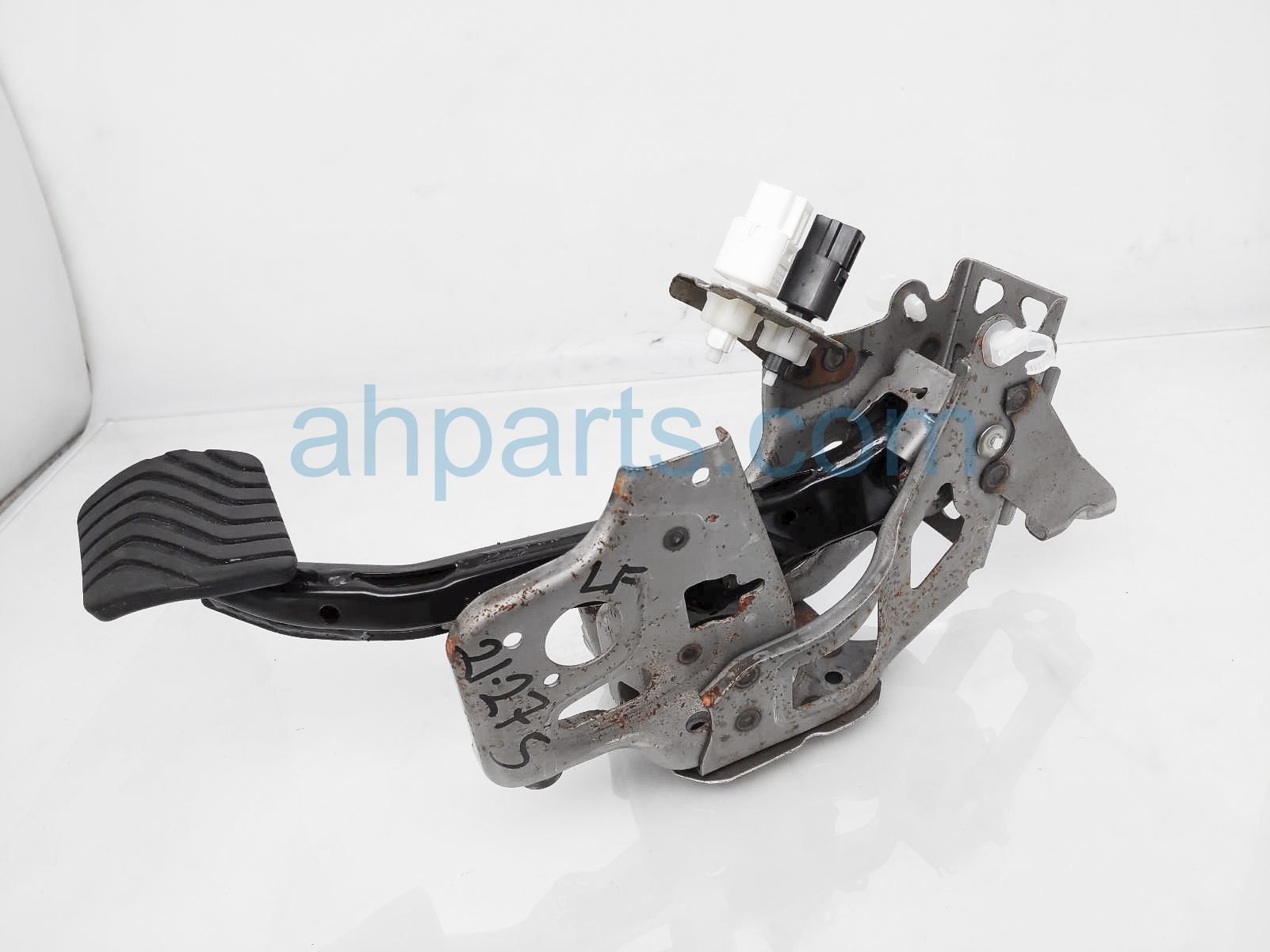 $25 Nissan BRAKE PEDAL ASSY $25 Nissan BRAKE PEDAL ASSY