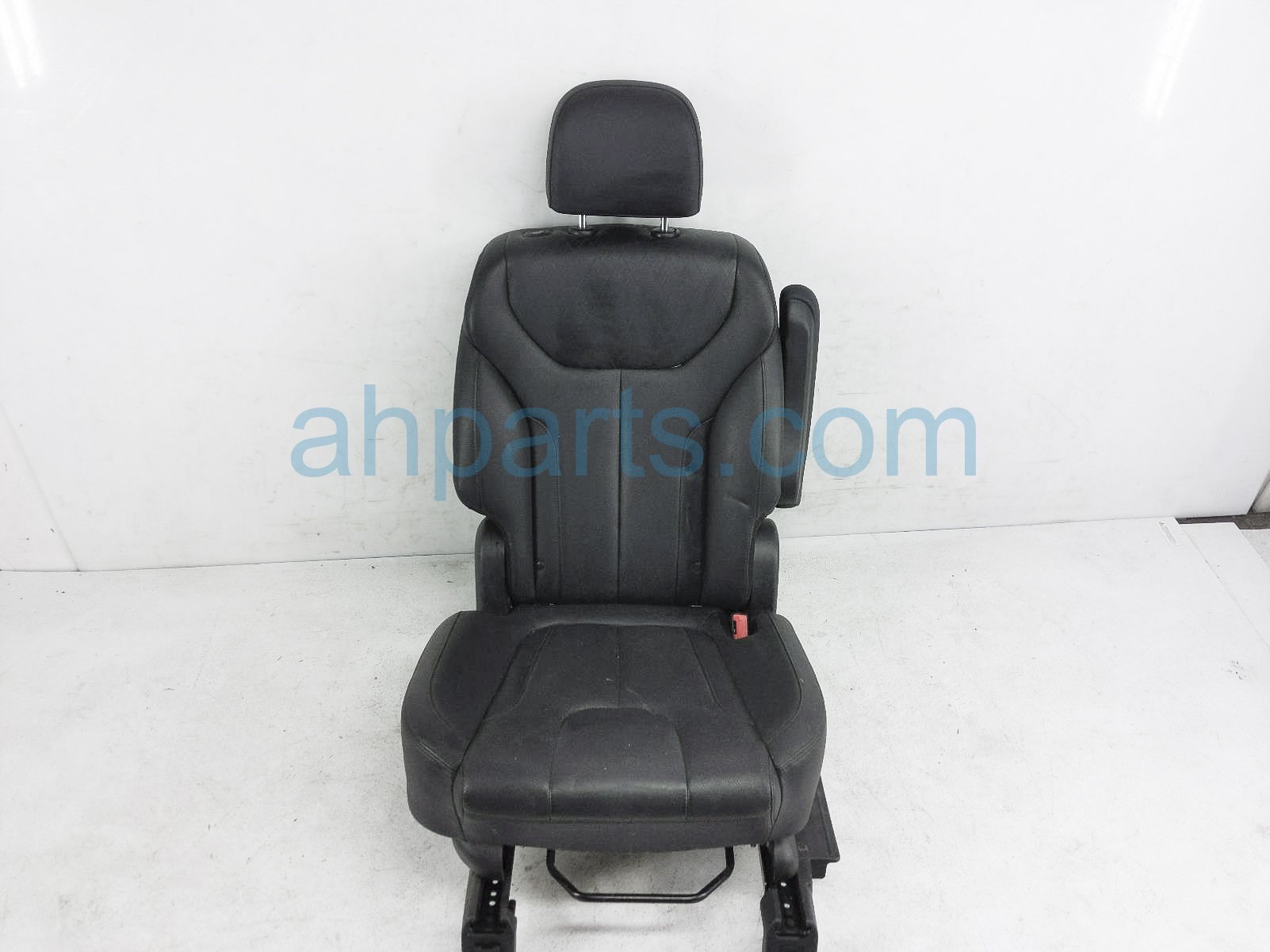 $199 Hyundai 2ND ROW RH SEAT - BLACK LEATHER