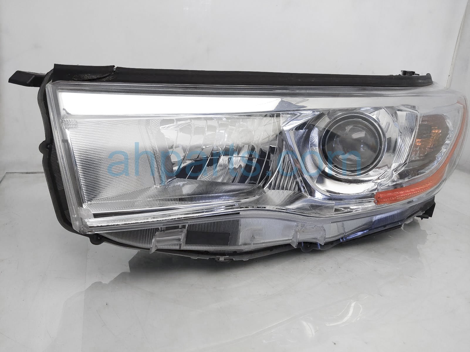 2014 Toyota Highlander Headlight Driver Headlamp / Light - Broken Tab  81150-0E180,