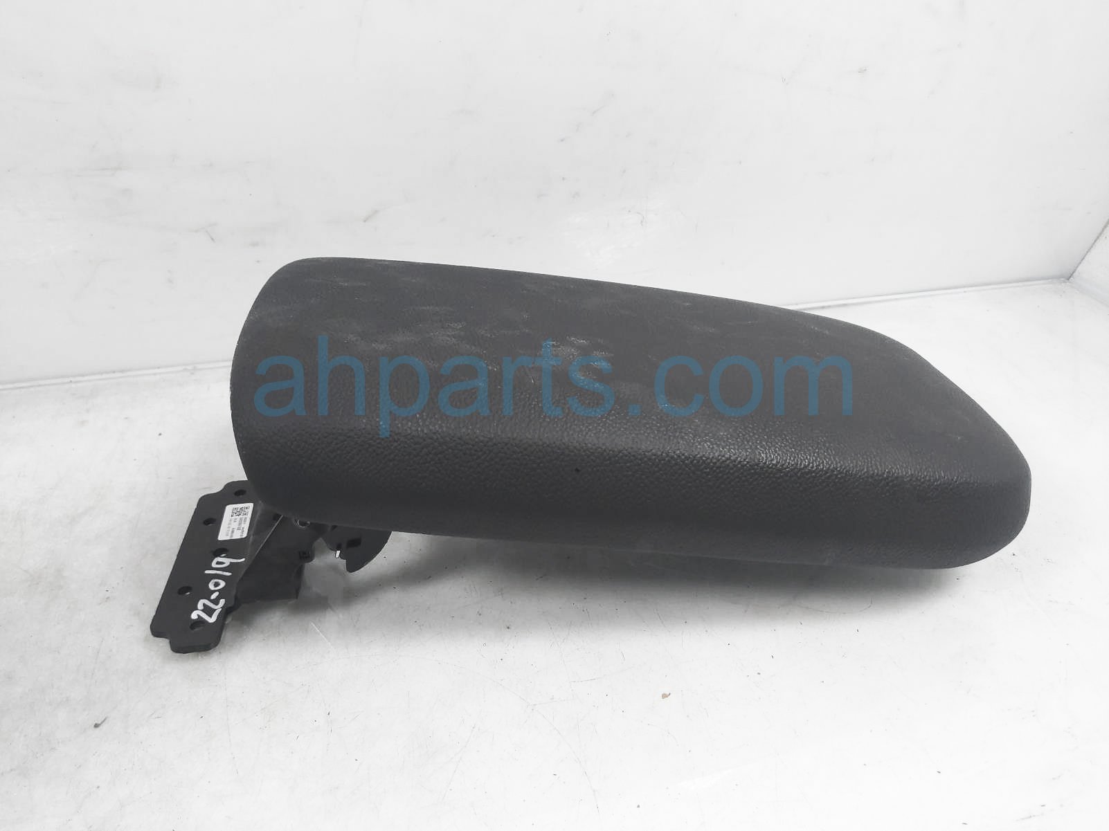 $75 Kia CENTER CONSOLE ARM REST - BLACK $75 Kia CENTER CONSOLE ARM REST - BLACK