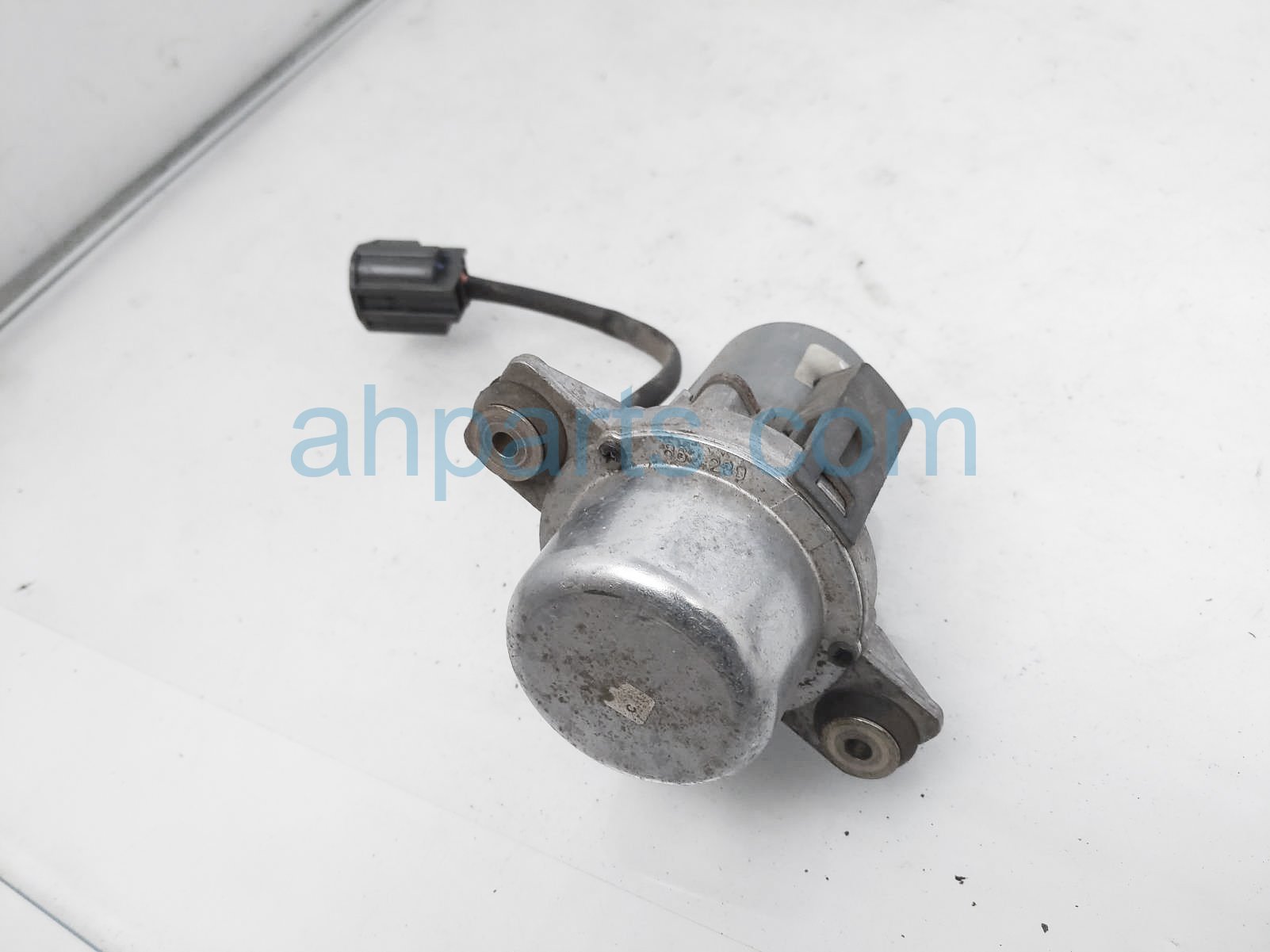 2002 Volvo S40 Vacuum Pump Assy 30630398