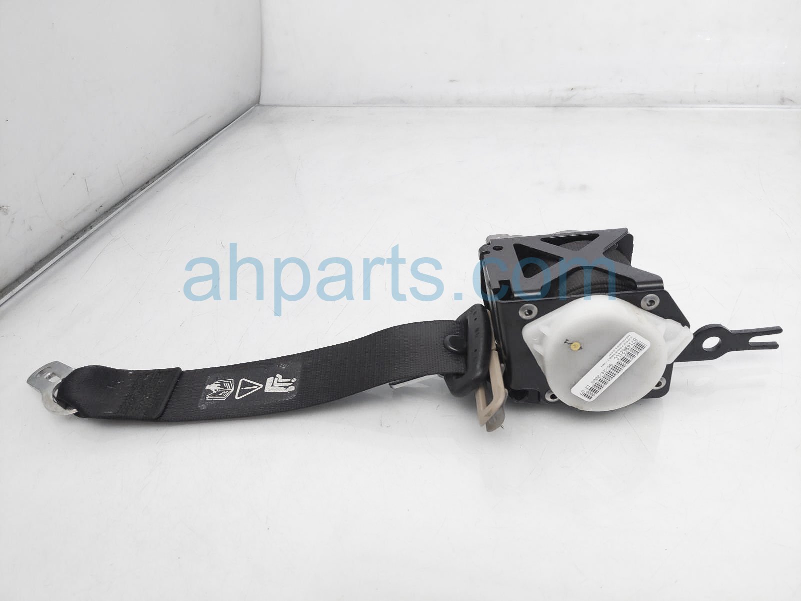 $29 BMW 2ND ROW RH SEAT BELT - BLACK