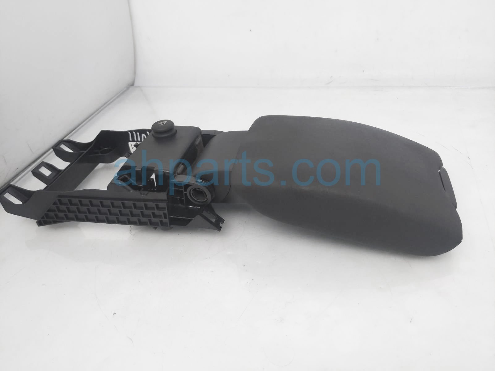 $40 Volvo CENTER CONSOLE LID - BLACK $40 Volvo CENTER CONSOLE LID - BLACK