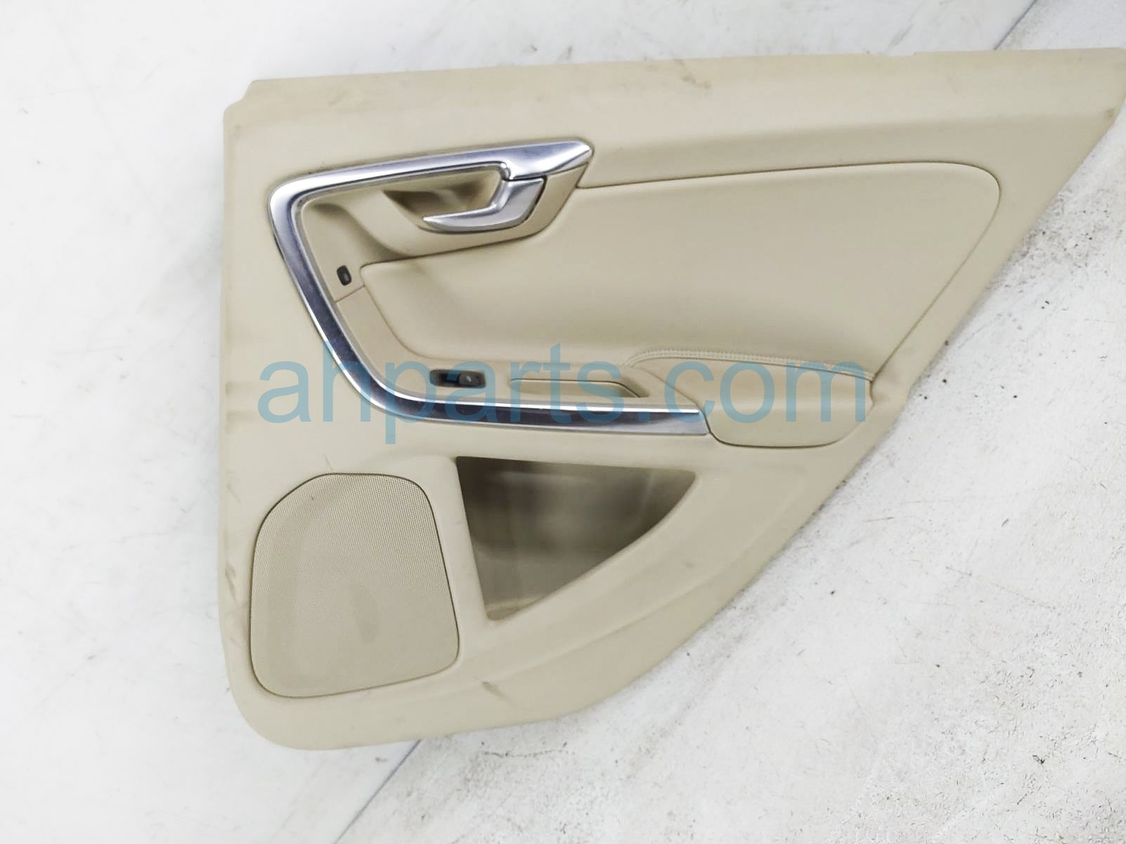 $50 Volvo RR/RH INSIDE DOOR TRIM PANEL - BEIGE $50 Volvo RR/RH INSIDE DOOR TRIM PANEL - BEIGE