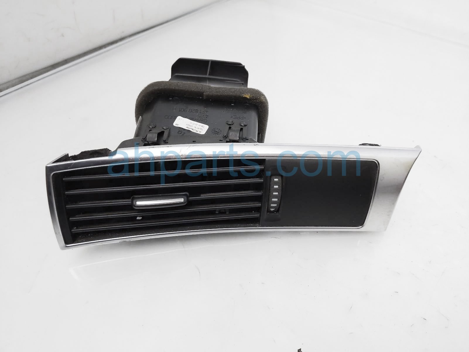 $20 Audi LH DASH AIR VENT OUTLET ASSY $20 Audi LH DASH AIR VENT OUTLET ASSY