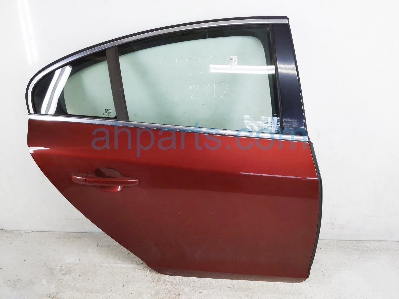 $199 Volvo RR/RH DOOR - RED - NO INSIDE TRIM $199 Volvo RR/RH DOOR - RED - NO INSIDE TRIM