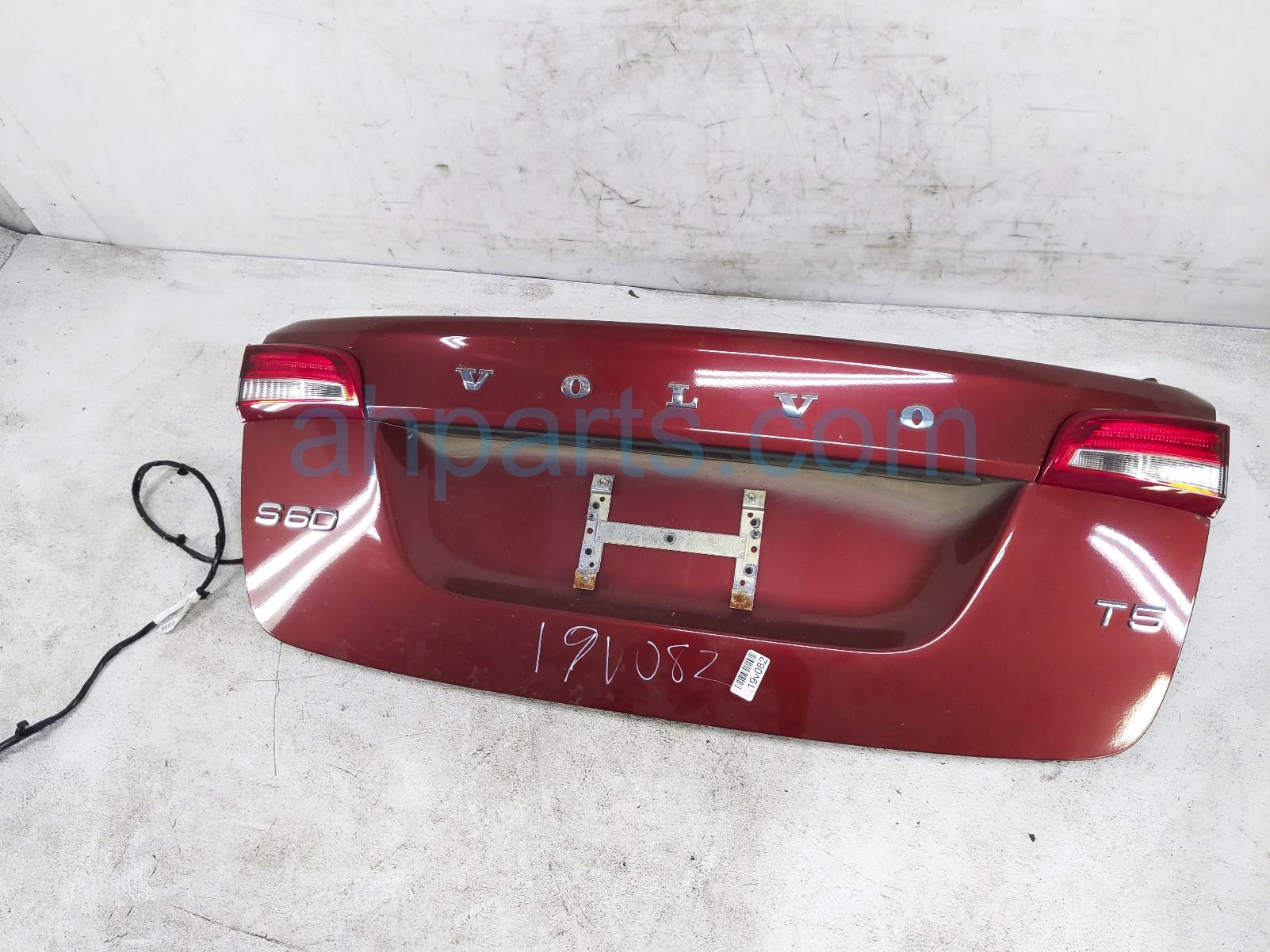 $200 Volvo TRUNK / DECKLID - RED (702) $200 Volvo TRUNK / DECKLID - RED (702)