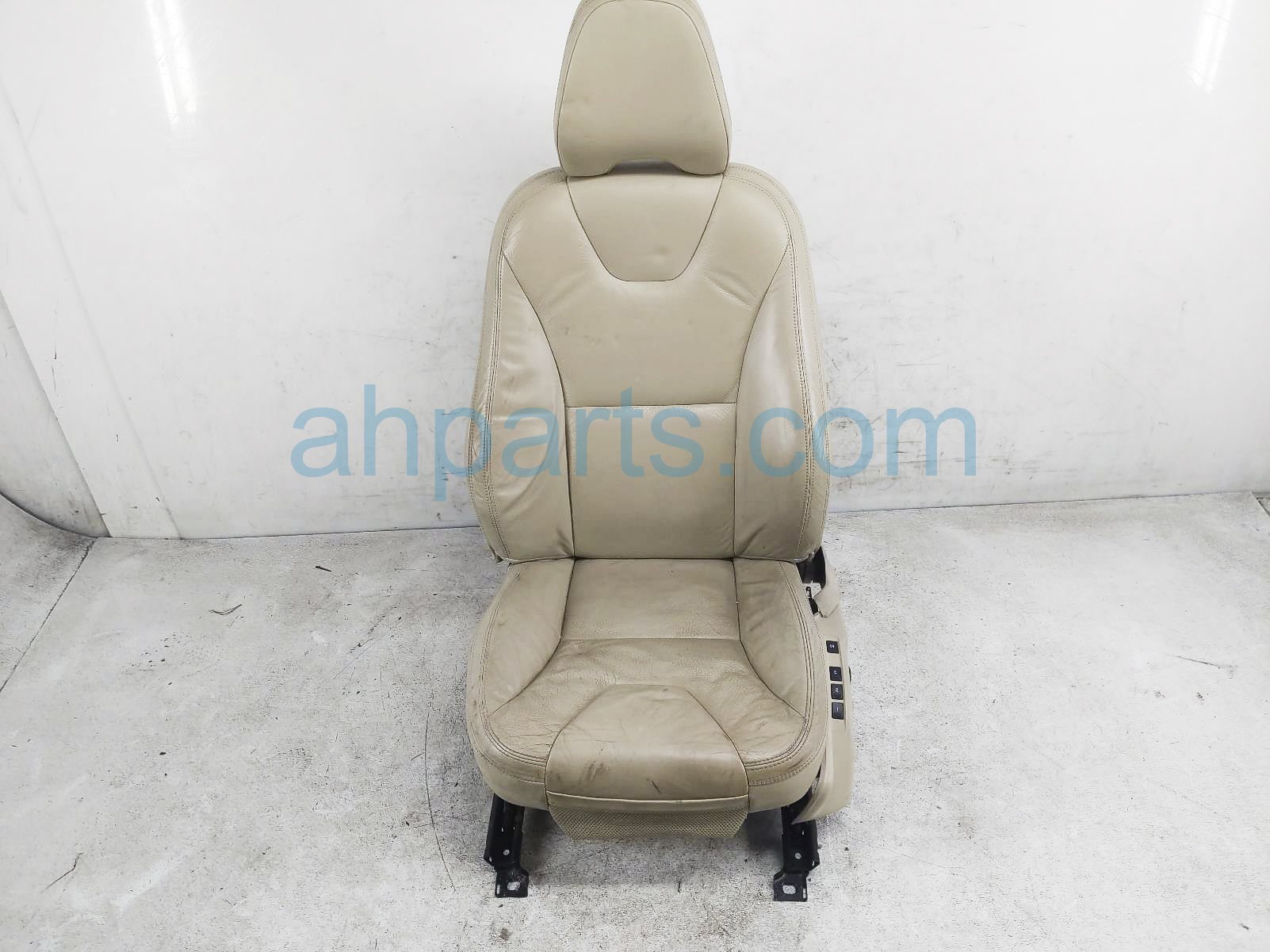 $125 Volvo FR/LH SEAT TAN LEATHER PWR $125 Volvo FR/LH SEAT TAN LEATHER PWR