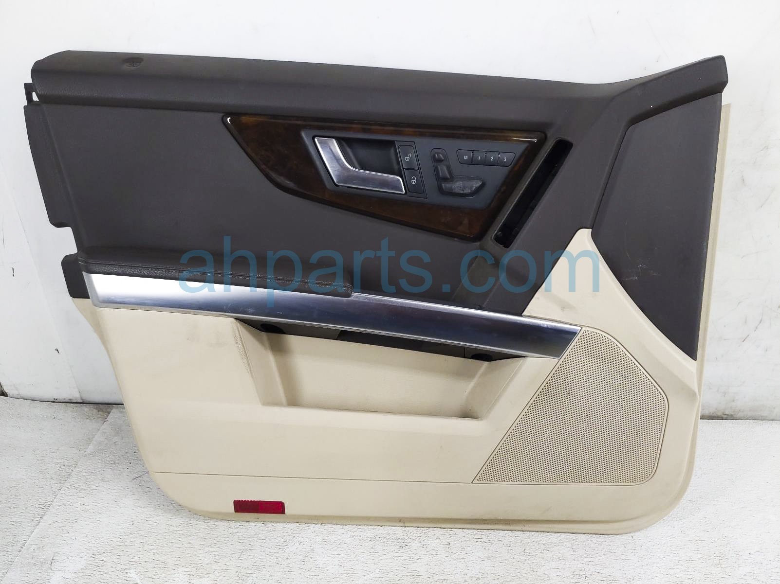$135 Mercedes FR/LH INSIDE DOOR TRIM PANEL - BEIGE $135 Mercedes FR/LH INSIDE DOOR TRIM PANEL - BEIGE