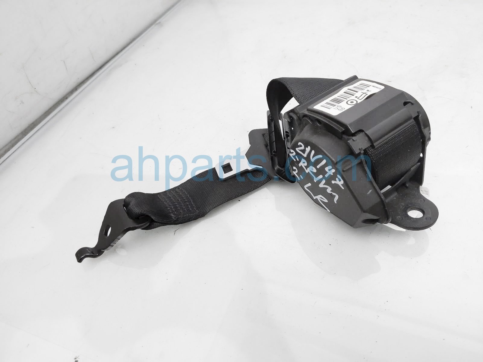 $25 BMW 2ND ROW MID SEAT BELT - BLACK