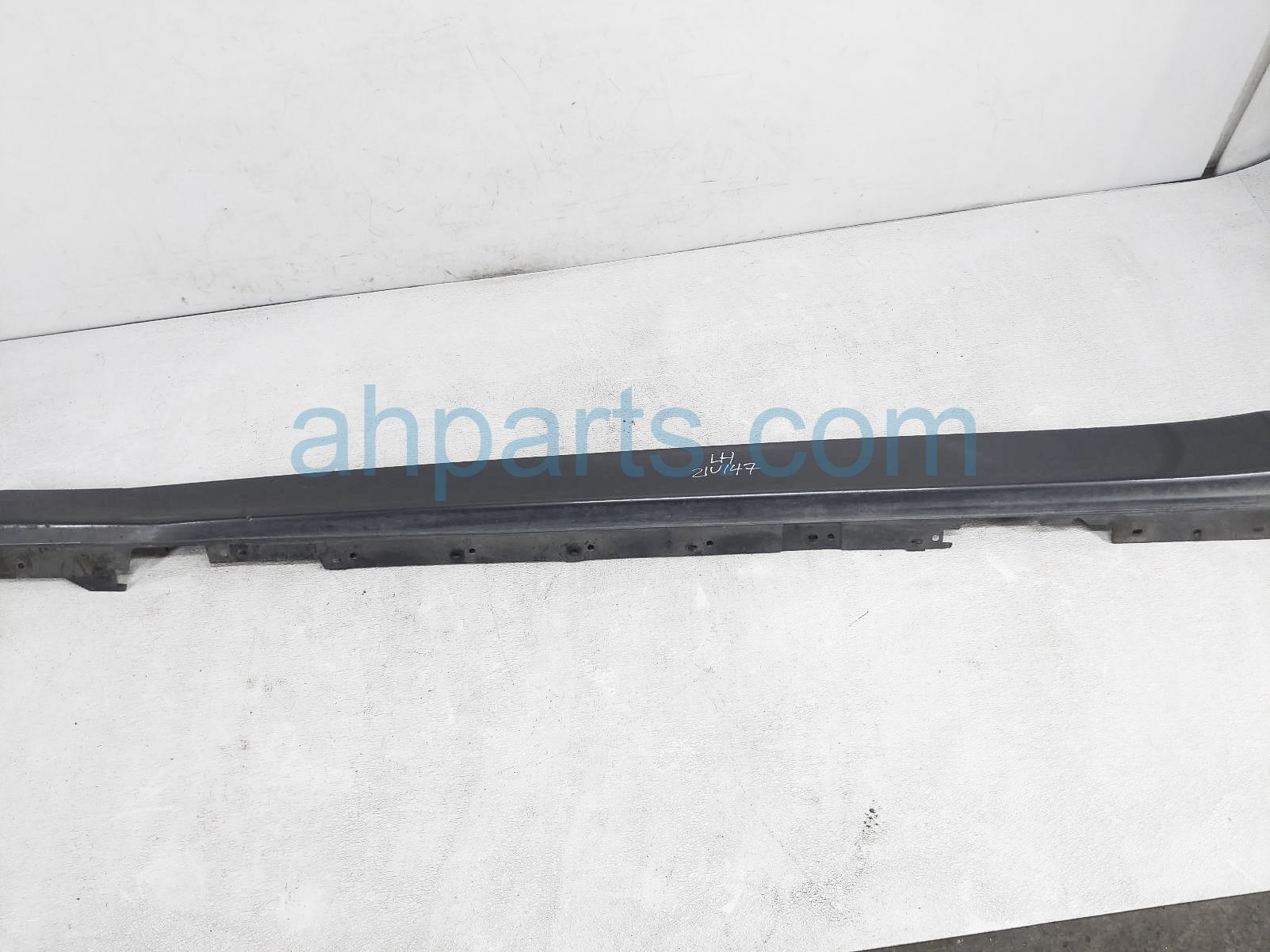 $70 BMW LH SIDE SKIRT / MOLDING - GREY (B39) $70 BMW LH SIDE SKIRT / MOLDING - GREY (B39)