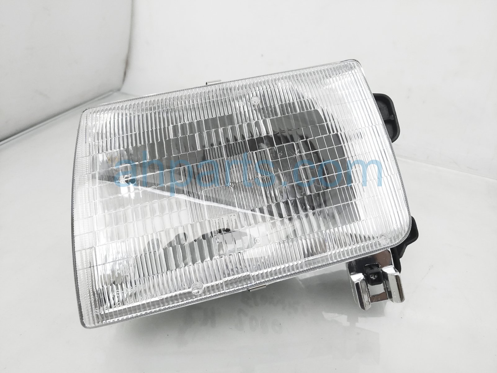 $20 Nissan LH HEAD LAMP / LIGHT - AFTERMARKET $20 Nissan LH HEAD LAMP / LIGHT - AFTERMARKET