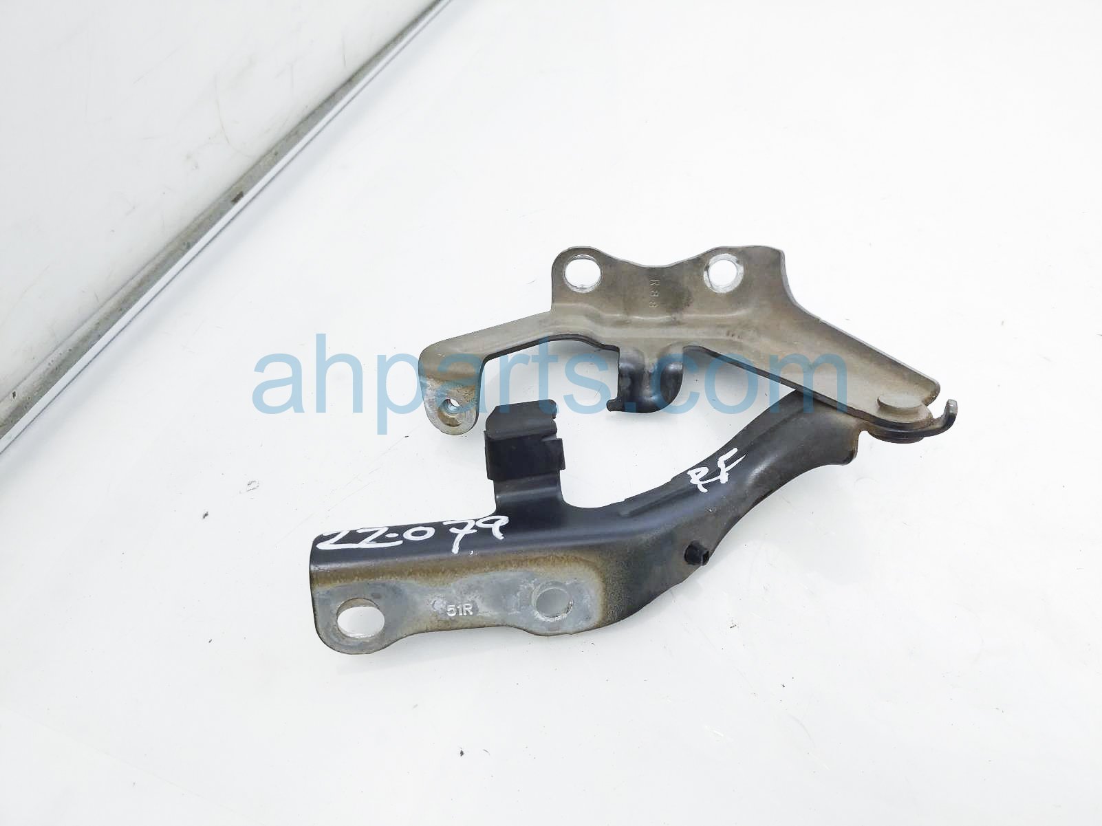 $15 Toyota RH HOOD HINGE $15 Toyota RH HOOD HINGE