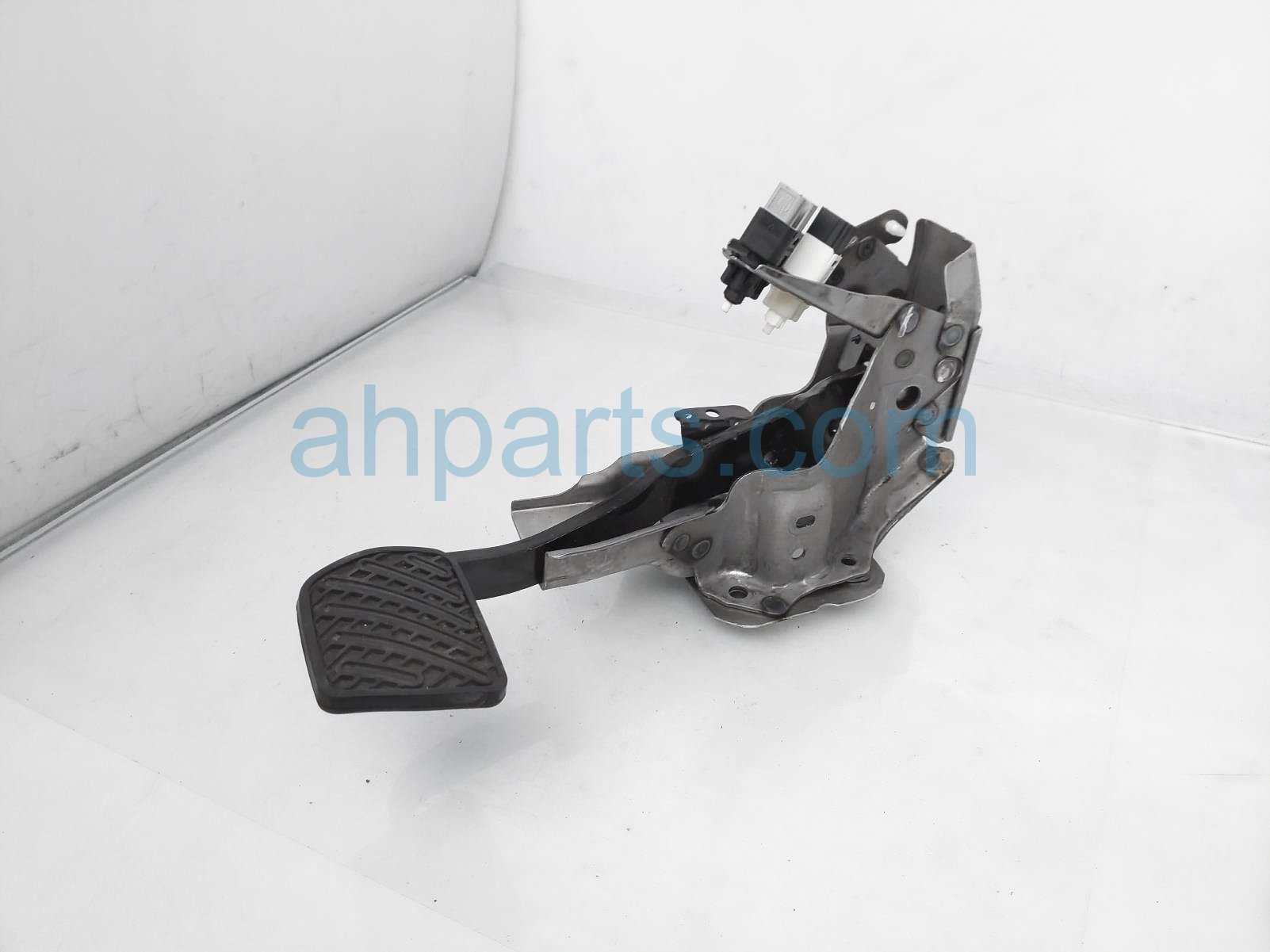 $19 Nissan BRAKE PEDAL ASSY $19 Nissan BRAKE PEDAL ASSY