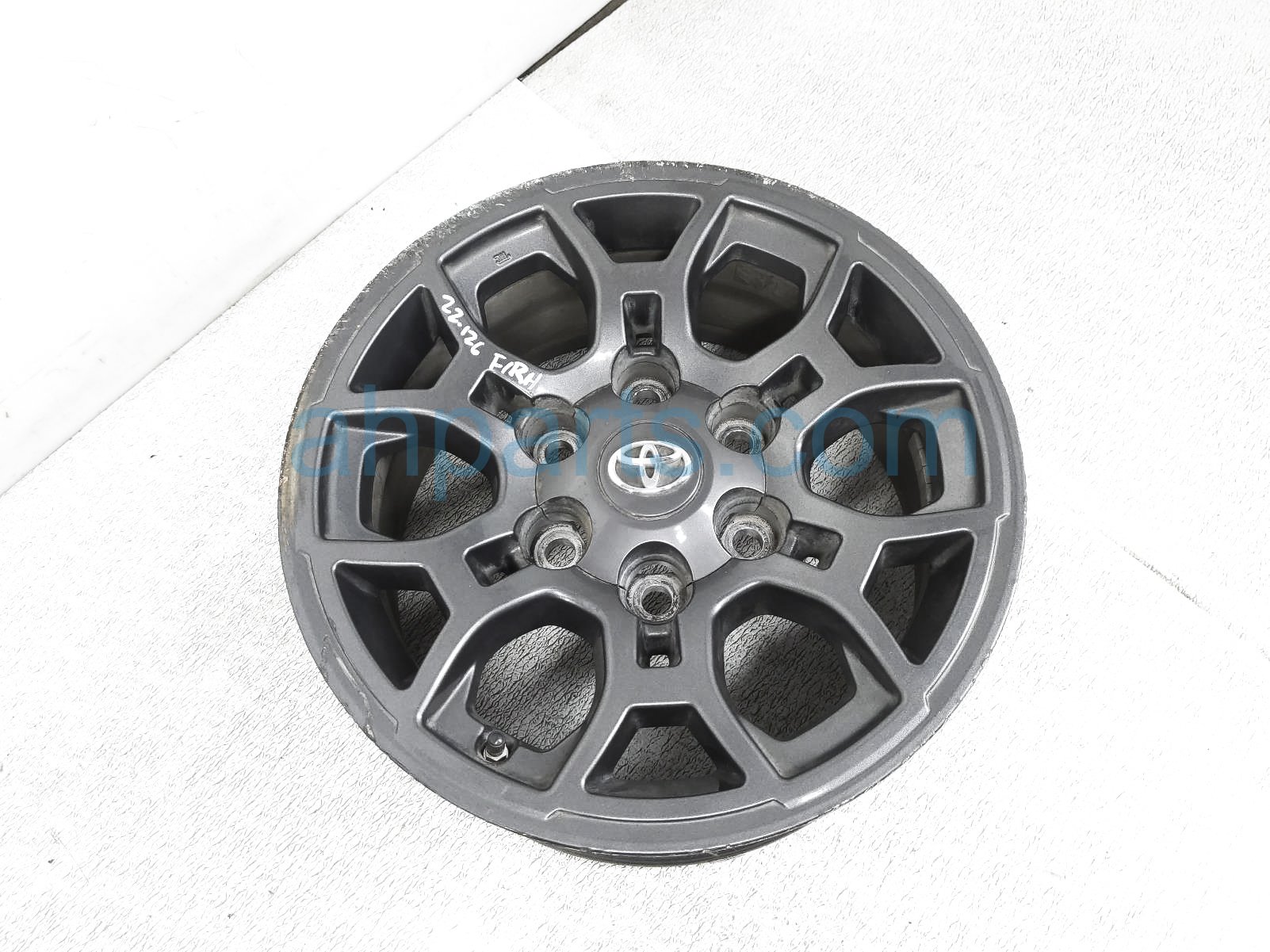 $125 Toyota FR/RH WHEEL / RIM - NOTES $125 Toyota FR/RH WHEEL / RIM - NOTES