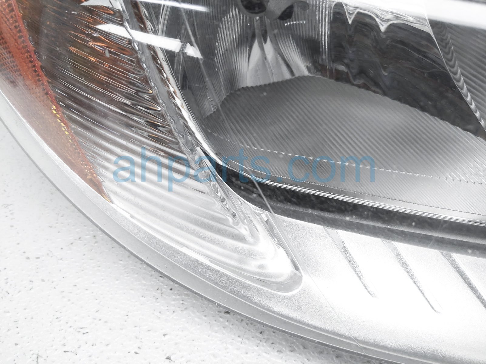 Sold 2015 Volvo Xc70 Headlight Passenger Head Light / Lamp - 31420140