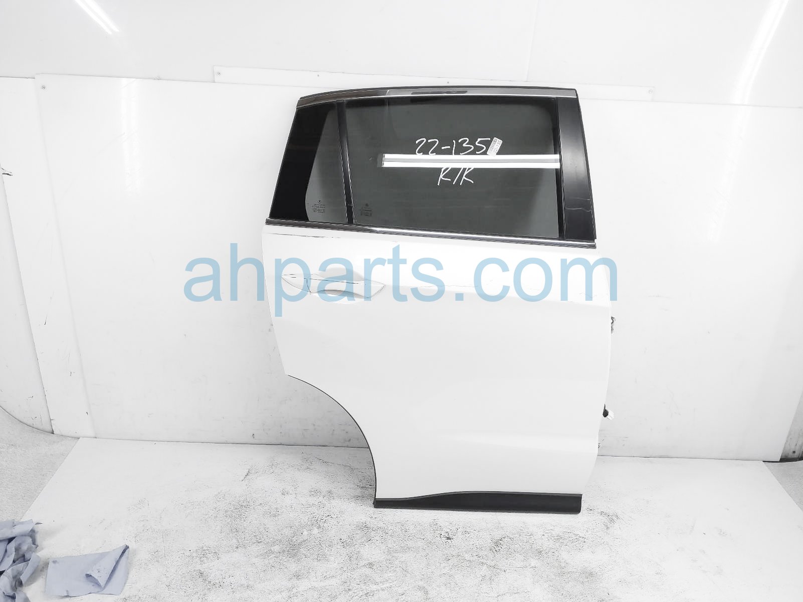 $700 Acura RR/RH DOOR - WHITE - NO INSIDE TRIM $700 Acura RR/RH DOOR - WHITE - NO INSIDE TRIM