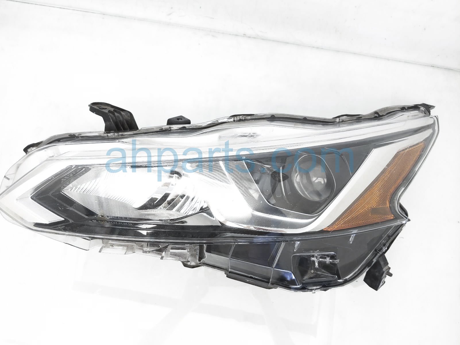 $145 Nissan LH HEAD LAMP / LIGHT - NIQ
