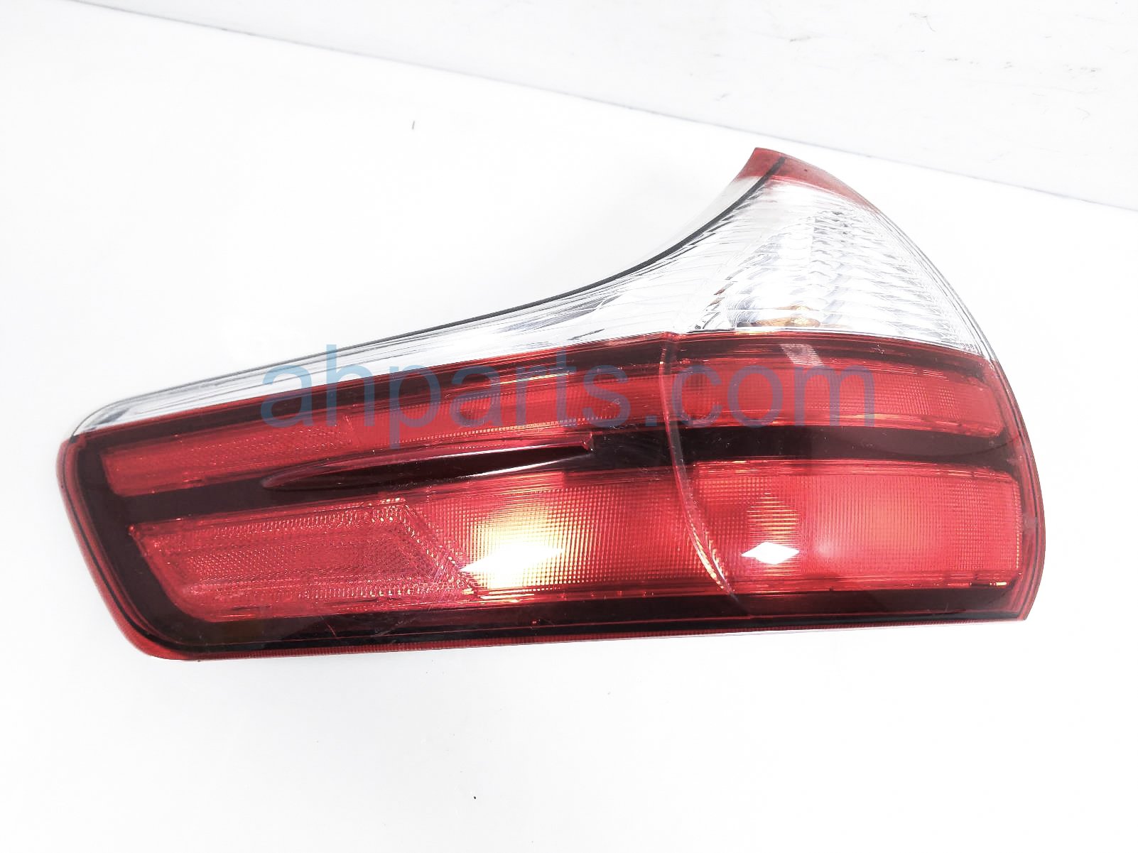 Sold 2017 Toyota Sienna Light / Rear Driver Tail Lamp (on Body) 81560