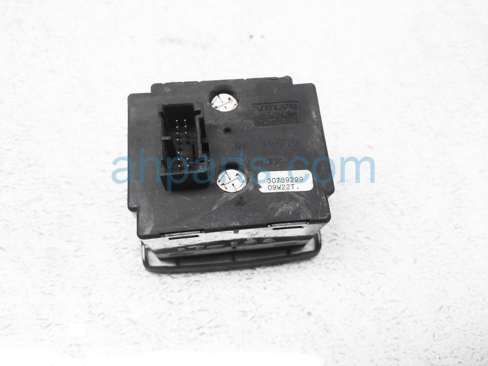 Sold 2010 Volvo C70 Headlamp Switch Assy (on Dash) 30739299