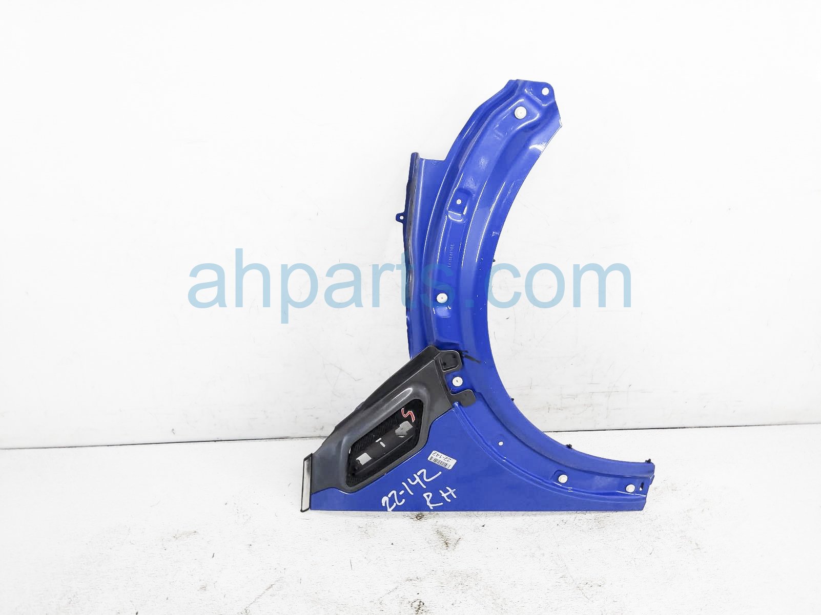$109 BMW FR/RH FENDER - BLUE $109 BMW FR/RH FENDER - BLUE