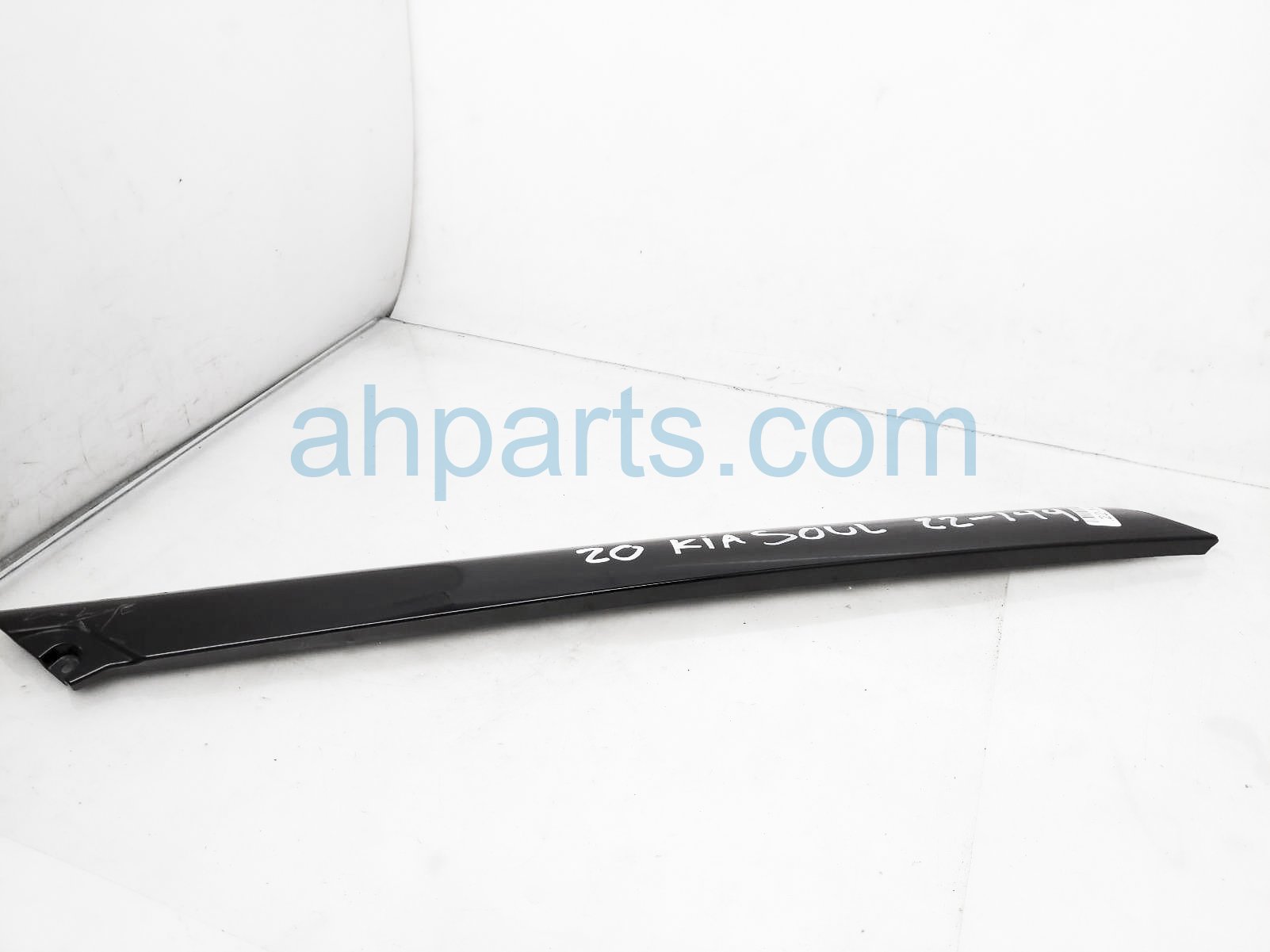 $40 Kia LH A PILLAR MOLDING - SCUFFED $40 Kia LH A PILLAR MOLDING - SCUFFED