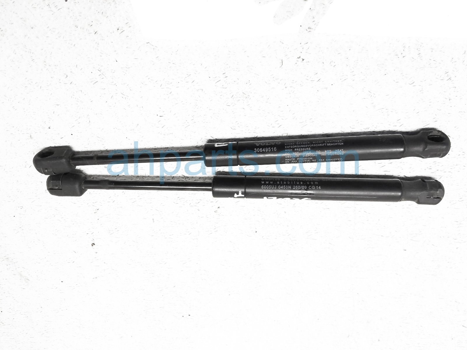 $30 Volvo LH + RH HOOD STRUTS / LIFT CYLINDERS $30 Volvo LH + RH HOOD STRUTS / LIFT CYLINDERS