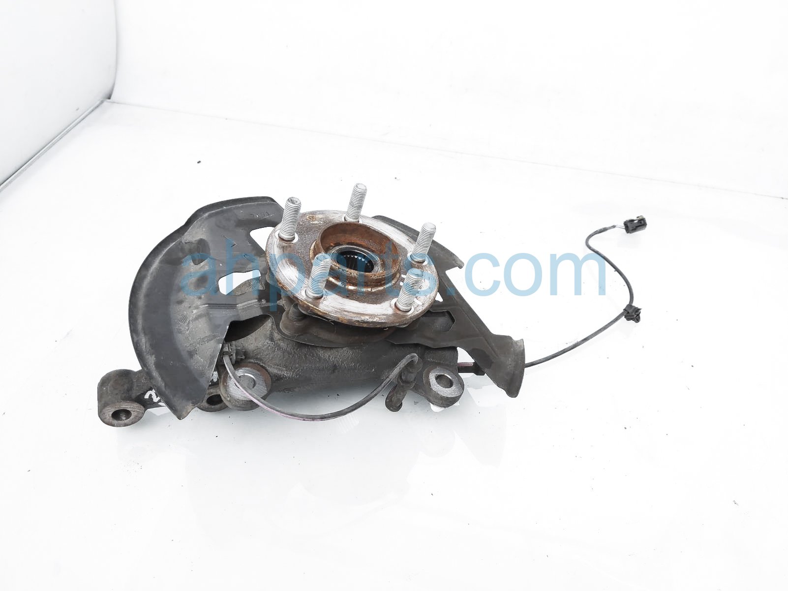 $100 Mazda FR/LH SPINDLE KNUCKLE HUB $100 Mazda FR/LH SPINDLE KNUCKLE HUB