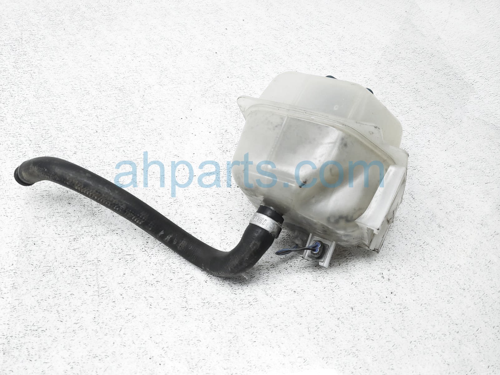 Sold 1997 Volvo 850 Coolant Expansion Reservoir Tank 9141031